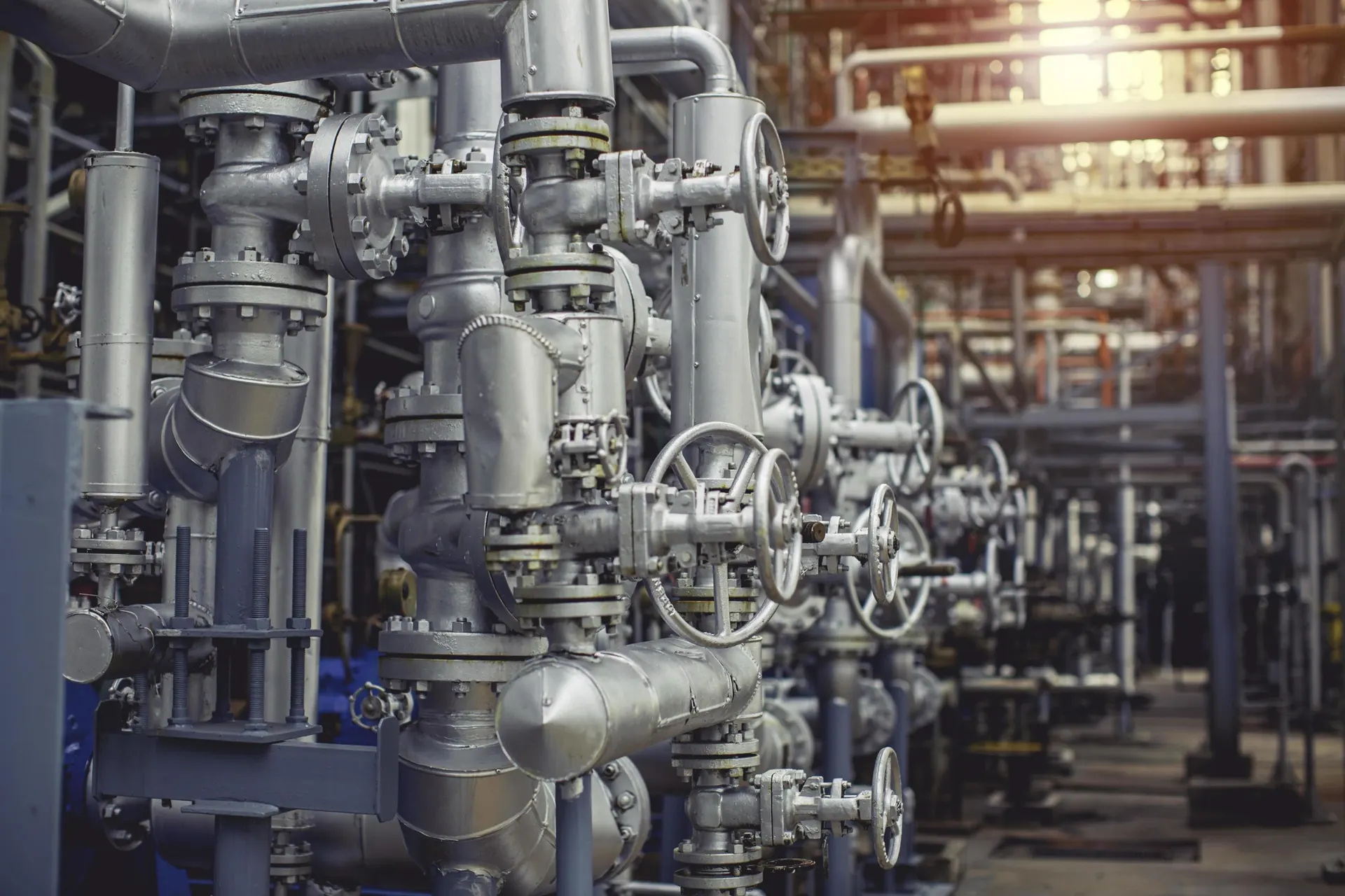 Rohrleitungen und Armaturen in einem Industriebetrieb