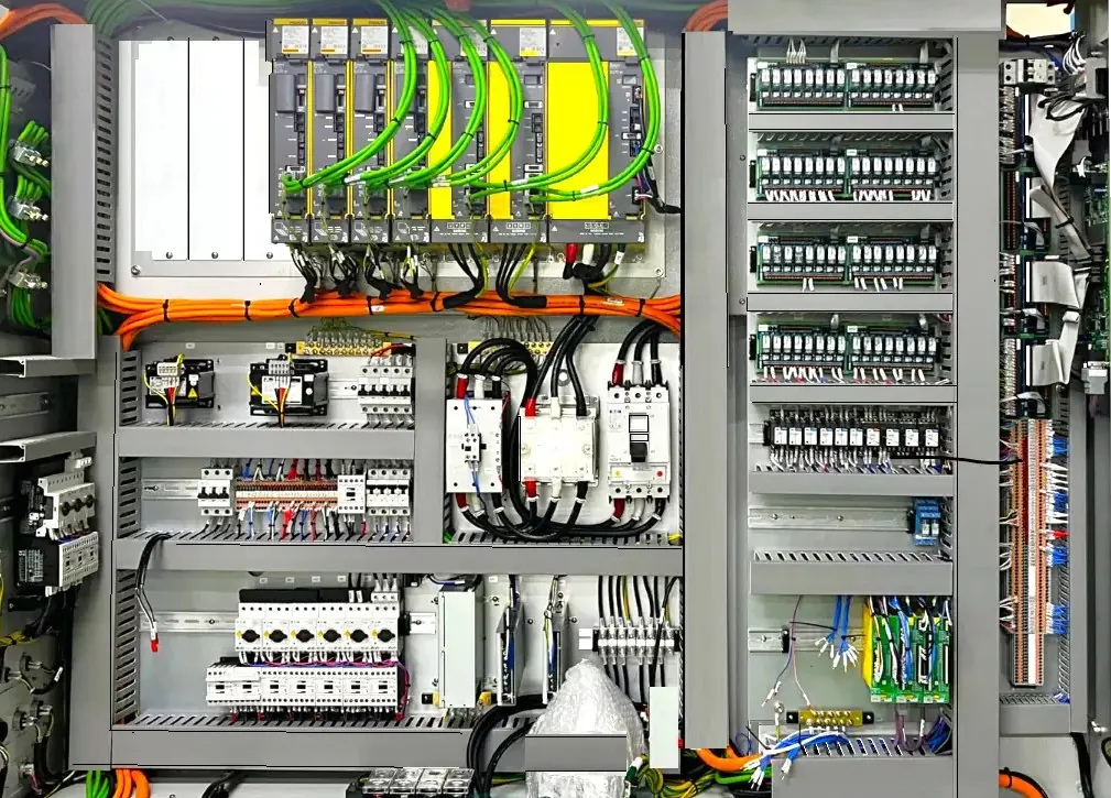 Schaltschrank mit SPS-Modulen und Verdrahtung