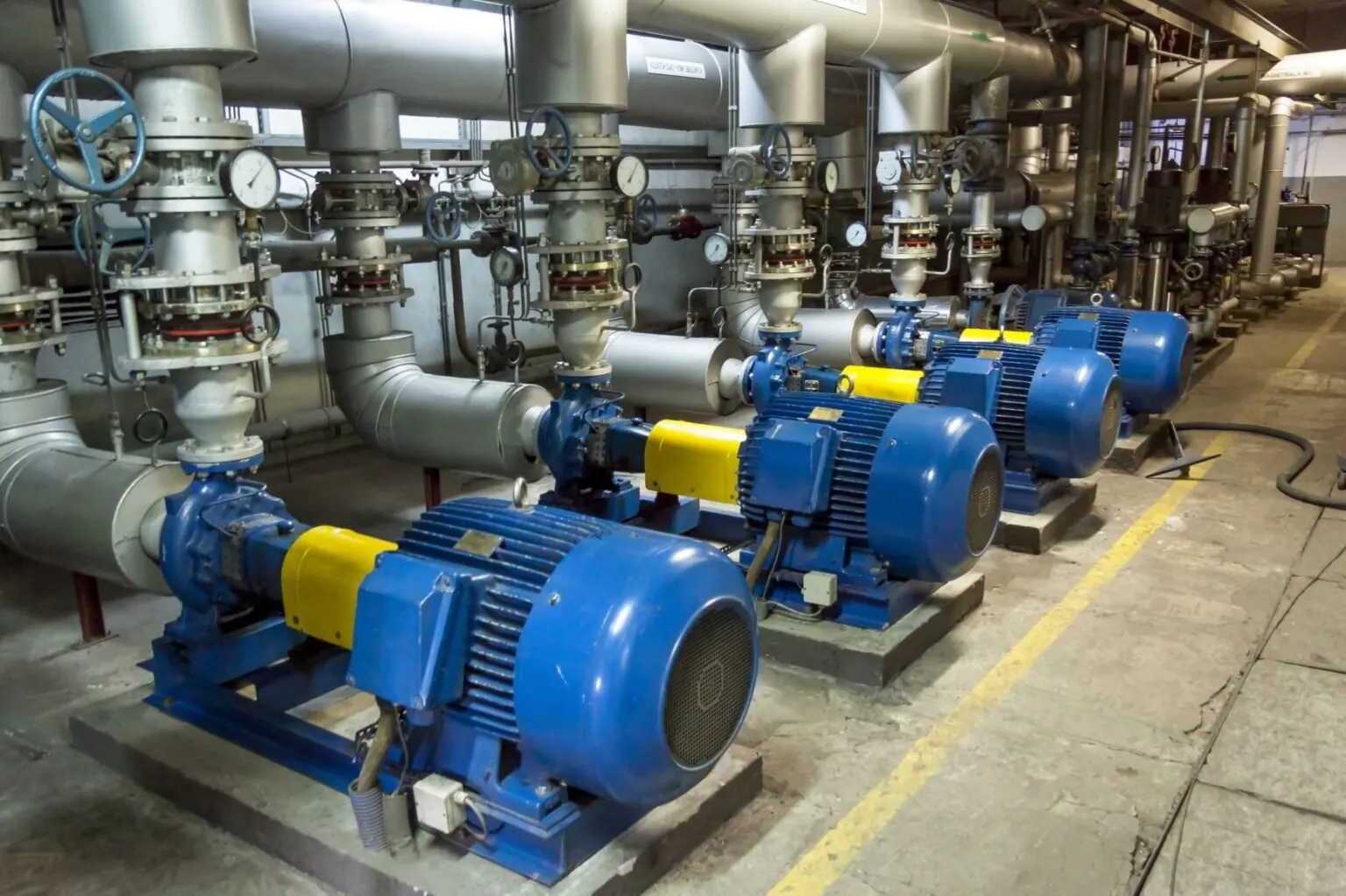 Kreiselpumpen in einem Maschinenraum