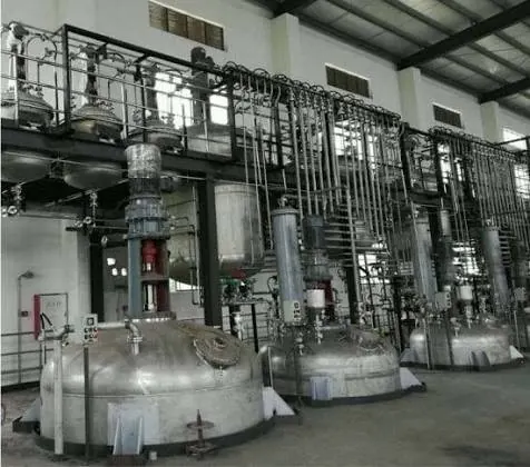 Edelstahl-Batchreaktoren in einem Chemiebetrieb